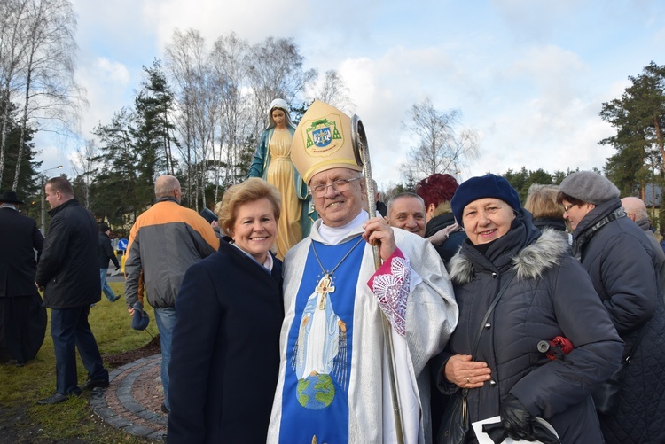 Poświęcenie ronda i figury MB Niepokalanej w Międzyborowie