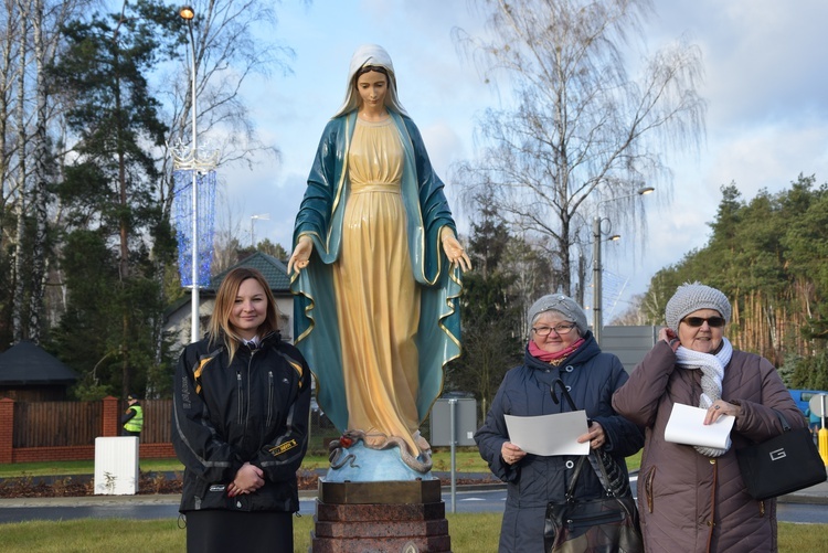 Poświęcenie ronda i figury MB Niepokalanej w Międzyborowie