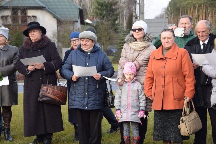 Poświęcenie ronda i figury MB Niepokalanej w Międzyborowie