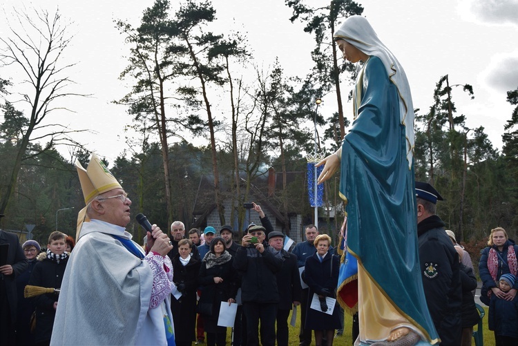 Poświęcenie ronda i figury MB Niepokalanej w Międzyborowie