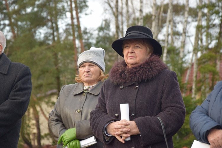 Poświęcenie ronda i figury MB Niepokalanej w Międzyborowie