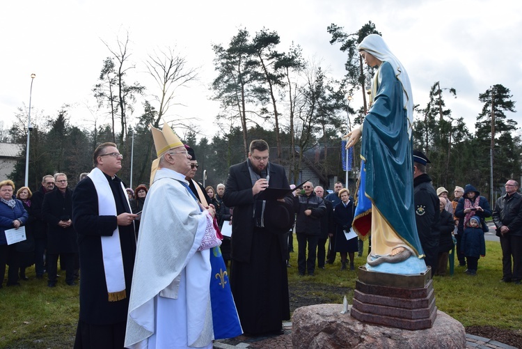 Poświęcenie ronda i figury MB Niepokalanej w Międzyborowie