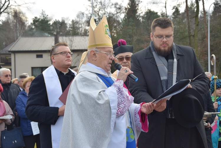 Poświęcenie ronda i figury MB Niepokalanej w Międzyborowie