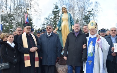 Bp Józef Zawitkowski wraz z księżmi, zaproszonymi goścmi i przedstawicielami gminy pod figurą Matki Bożej