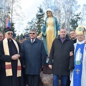 Bp Józef Zawitkowski wraz z księżmi, zaproszonymi goścmi i przedstawicielami gminy pod figurą Matki Bożej