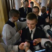 Jak każe stara seminaryjna tradycja, oblekanym alumnom obcięto krawaty