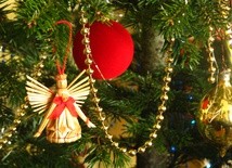 Pięknie przyozdobiona choinka wprowadza nastrój Bożego Narodzenia