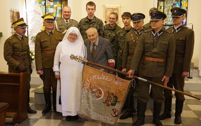 Prezentacja sztandaru po uroczystościach