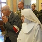 Przekazanie sztandaru 14. Pułku Ułanów Jazłowieckich siostrom niepokalankom