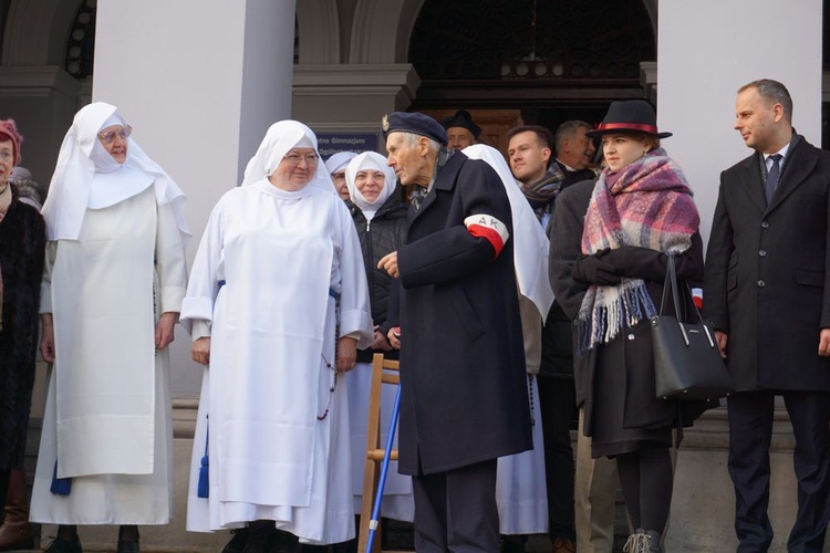 Przekazanie sztandaru 14. Pułku Ułanów Jazłowieckich siostrom niepokalankom