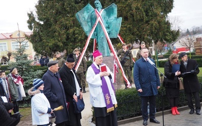 Odsłonięcie pomnika wolności w Urzędowie