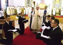 Sutanny alumnom III roku poświęcił bp Piotr Turzyński.