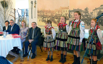 W klimat wprowadziły zebranych dzieci z Kraśnicy, które pod kierunkiem Kamili Biniek-Kaczorowskiej zaprezentowały występ wokalny.
