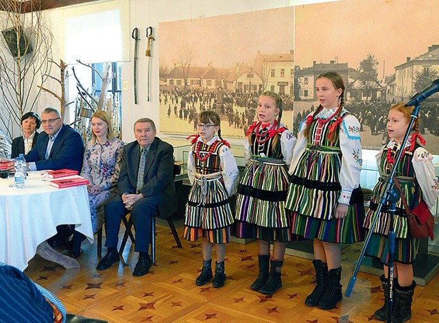 W klimat wprowadziły zebranych dzieci z Kraśnicy, które pod kierunkiem Kamili Biniek-Kaczorowskiej zaprezentowały występ wokalny.