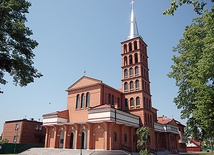 Bryła świątyni to świadome nawiązanie do rzymskiej bazyliki NMP na Zatybrzu (Santa Maria in Trastevere).
