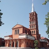 Bryła świątyni to świadome nawiązanie do rzymskiej bazyliki NMP na Zatybrzu (Santa Maria in Trastevere).