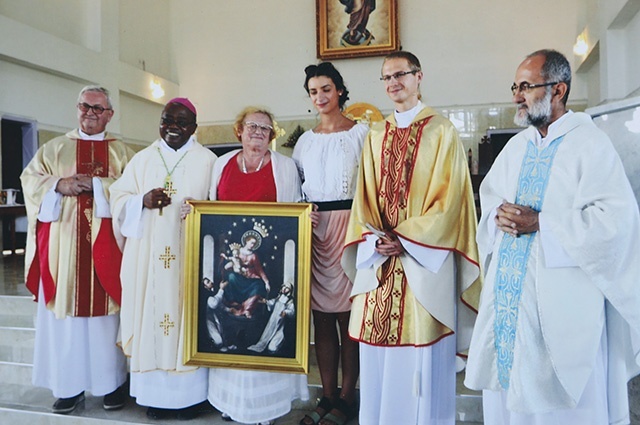 Z obrazem MB Pompejańskiej w Shirati: (od lewej) ks. Stanisław Kozieł, bp Michael Msonganzila, Lidia Wajdzik z wnuczką Kingą, ks. Przemysław Gorzołka i ks. Konrad Caputa.