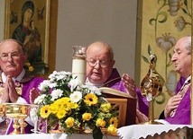 ▲	Kard. Stanisław Dziwisz oraz księża Józef Pilch i Stanisław Maślanka przy relikwiach św. Jana Pawła II na Złotych Łanach.