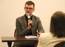 ▲	Gość spotkania  jest doktorem nauk humanistycznych w zakresie filozofii, publicystą i autorem książek poświęconych rodzinie i Kościołowi.