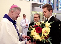 ▲	Studenci prosili bp. Wiesława o modlitwę w intencji ich Alma Mater.