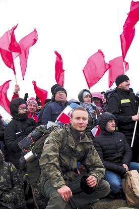 ▲	Podczas powitania Marcina (na pierwszym planie) na szczycie Babiej Góry było biało-czerwono.