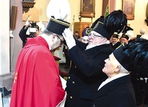 Przed rozpoczęciem Mszy św. ks. Krzysztof został uroczyście wprowadzony na stanowisko kapelana górników w Nowej Rudzie i okolicach.