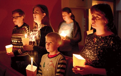 Na początku Mszy św. kaplicę rozświetlają tylko świece.