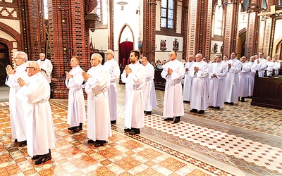 Nowi słudzy Eucharystii podczas obrzędów w katedrze.