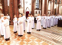 Nowi słudzy Eucharystii podczas obrzędów w katedrze.