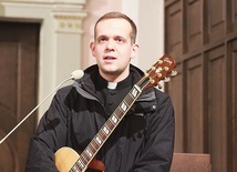 Gość ze Szczecina pytał się młodych, czy są szczęśliwi. I mówiąc o sobie, podkreślał: – Ja jestem szczęśliwy, dzięki Jezusowi!