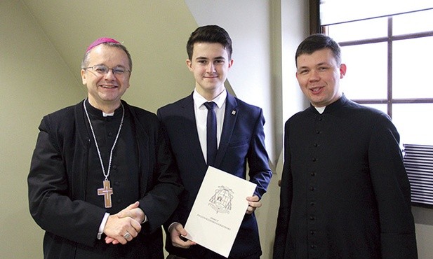 Bp Tadeusz Lityński, Jakub Kusiowski, nowy prezes KSM, i ks. Marcin Bobowicz, asystent diecezjalny KSM. Jakub na co dzień studiuje informatykę na Politechnice Poznańskiej.