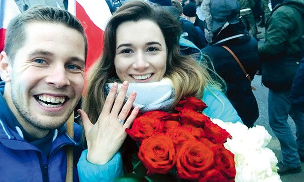 Mateusz i Aneta zaręczyli się 11 listopada w 100. rocznicę odzyskania niepodległości przez Polskę.
