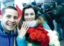 Mateusz i Aneta zaręczyli się 11 listopada w 100. rocznicę odzyskania niepodległości przez Polskę.