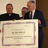 Symboliczny czek dla Katolickiego Uniwersytetu Lubelskiego wręczył wicepremier Jarosław Gowin