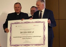 Symboliczny czek dla Katolickiego Uniwersytetu Lubelskiego wręczył wicepremier Jarosław Gowin