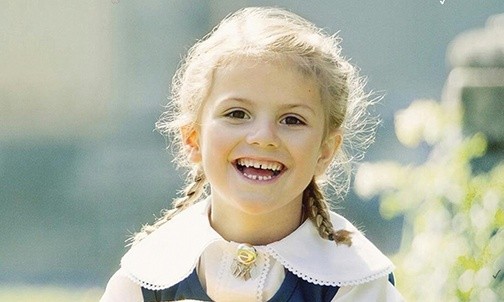 Stella, l. 6, księżna Östergötland Królestwo Szwecji Zwana słodką księżniczką. Po swojej mamie jest druga w kolejce do objęcia tronu. Po jej narodzinach, zgodnie z tradycją, uznać ją musiał jako księżniczkę specjalną pieczęcią premier kraju. W tym roku 6-letnia Stella po raz pierwszy poszła do szkoły Campus Manilla. Jest pierwszym królewskim dzieckiem uczącym się w tej szkole. Odprowadzili ją rodzice i… tłum fotografów.  W Szwecji Stella jest prawdziwą gwiazdą i to nie tylko ze względu na imię (Stella p...