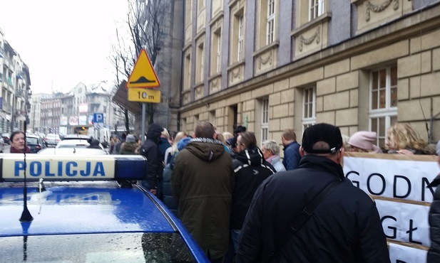 Administracja sądowa wyszła na ulicę 