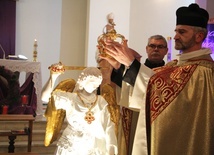 Ks. Mirosła Romanowski nakłada koronę na figurę św. Michała Archanioła