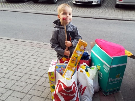 Mały Mariusz pomaga dzieciom
