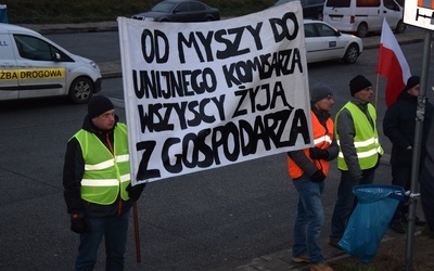 Rolnicy protestują z transparentami, flagami Polski i okrzykami: "Chemy żyć!"