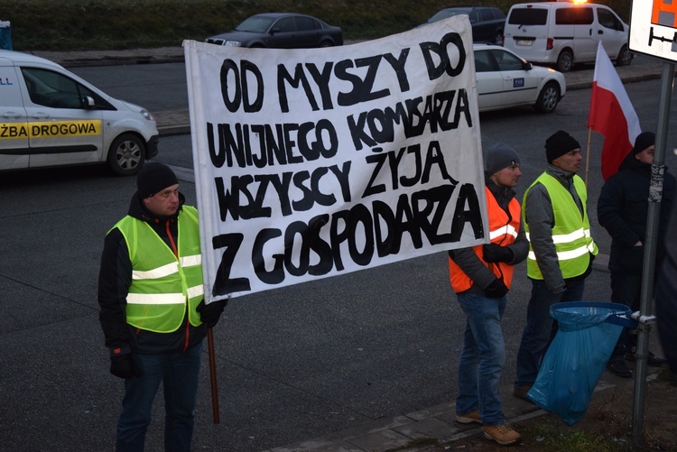 Rolnicy protestują z transparentami, flagami Polski i okrzykami: "Chemy żyć!"