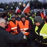 Protestujący rolnicy są już zziębnięci i głodni, jednak nie mogą opuśić terenu parkingu bez wylegitymowania. Herbatę otrzymali od sztabu kryzysowego