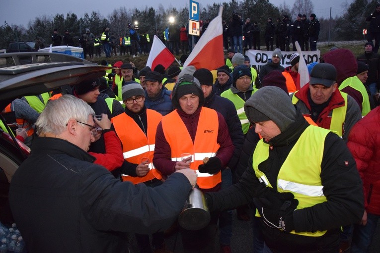 Protestujący rolnicy są już zziębnięci i głodni, jednak nie mogą opuśić terenu parkingu bez wylegitymowania. Herbatę otrzymali od sztabu kryzysowego