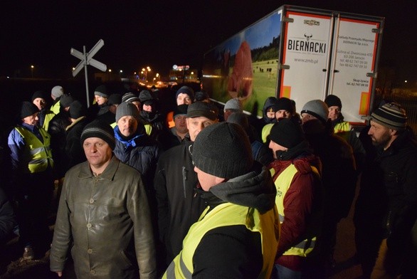 Rolnicy nie odpuszczają. Od prawie 12 godzin protestują pod zakładem mięsnym