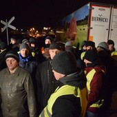 Rolnicy nie odpuszczają. Od prawie 12 godzin protestują pod zakładem mięsnym