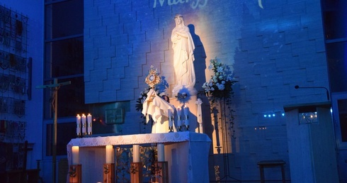 Podczas wieczoru dziewczęta adorowały Jezusa w Najświętszym Sakramencie