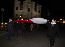 Flagę nieśli członkowie Solidarności oraz młodzież z "Pijarskiej"