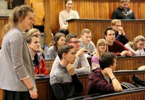 Studenci chcieli wiedzieć, jak pogodzić przyszłe życie zawodowe z wiarą