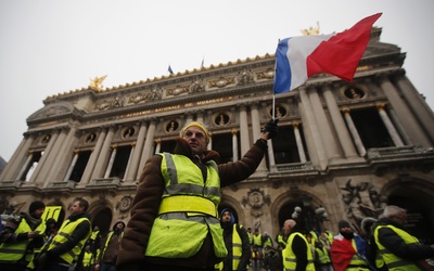 W Paryżu wzmocniono obecność policji przed protestami "żółtych kamizelek"