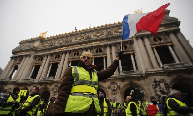 W Paryżu wzmocniono obecność policji przed protestami "żółtych kamizelek"